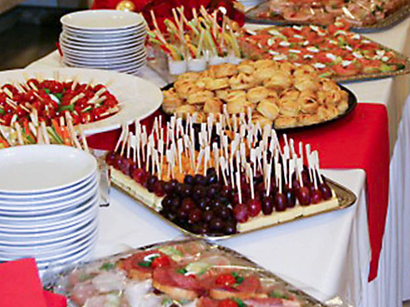 Platten mit Häppchen, Sticks und Caprese im Glas